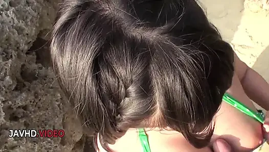 Megumi haruka'nın plaj kenarında sakso ve bikinili striptiz