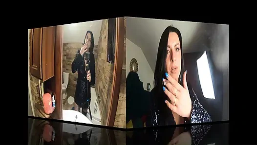 Parlak kıyafetle sigara içen çiş oyunu. Banyoda fetiş ve dağınık ıslak eğlence