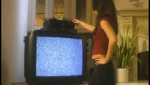 Adam sarışın sert binmeden önce havuz sandalyesinde yarak emiyor