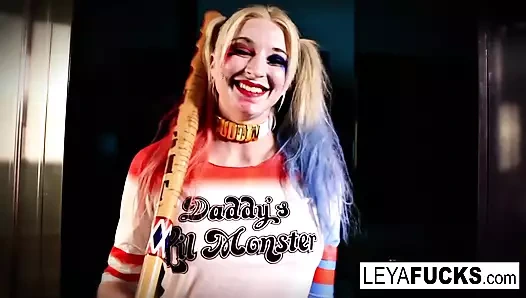 İntihar kulübü Leya dev bir yarak alıyor ve götüne boşalıyor