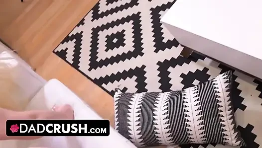 DadCrush - Lütfen, bana dokun üvey baba! Parmaklarını amcığımın derinliklerine sok! Yarağına ihtiyacım var!