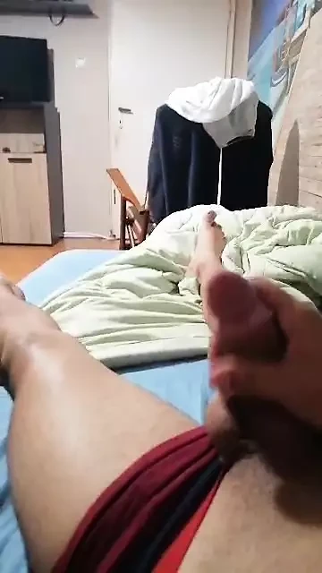 Yatakta sikimi sıvazlıyorum