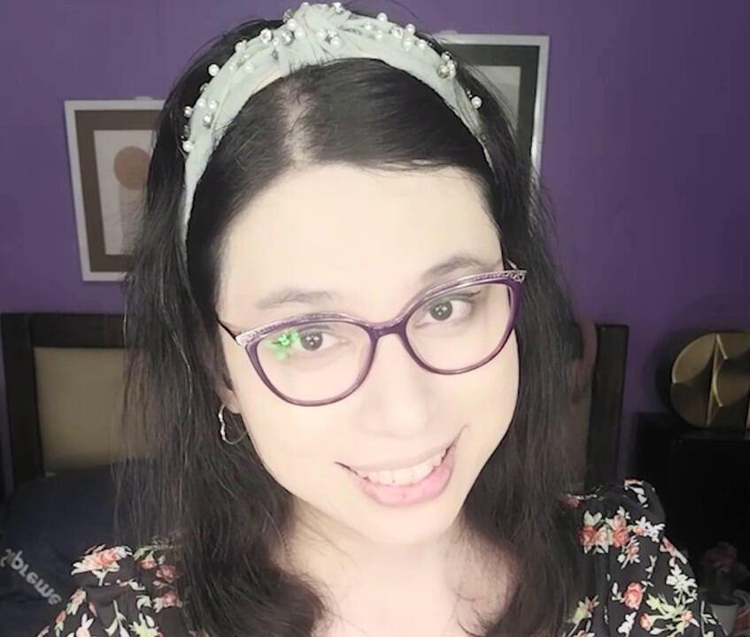 Güzel lil travesti danithecutie bu Noel'de sıkı götünde kalın bir dildo tutuyor