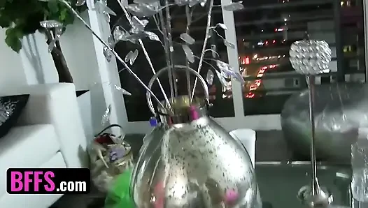 İki erkek arkadaş - seksi neon bikinili büyük memeli kız arkadaşlar festivalden sonra seks oyuncakları ve şanslı adamla çıldırıyor