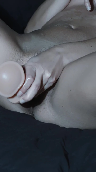 İlk kez bir dildo deniyorum ve vibratörle birlikte kullanıyorum