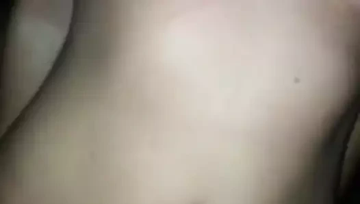 Sıcak sarışın deldi meme uçları üzerinde üst