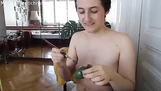 Ostara üstsüz yumurta sanatı ve travesti