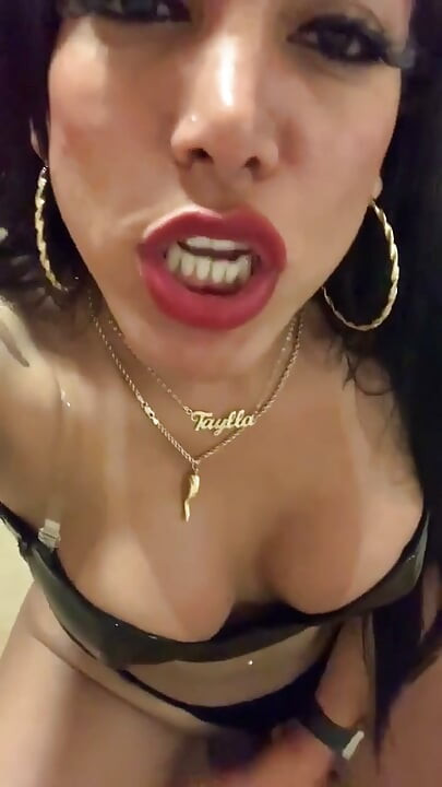 Aylla Gattina Evde Handjob Seansı