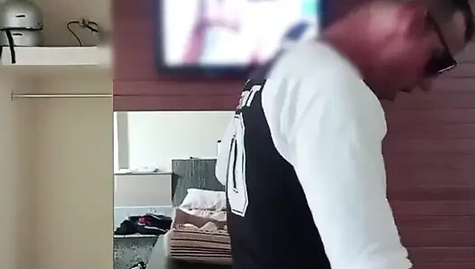 Amatör çift bir motelde seks yaparken kendilerini kaydetmenin tadını çıkarıyor (gerçek seks)