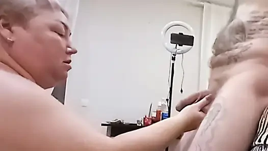 Sürtük kartlarda kayboldu ve bana sakso çekiyor