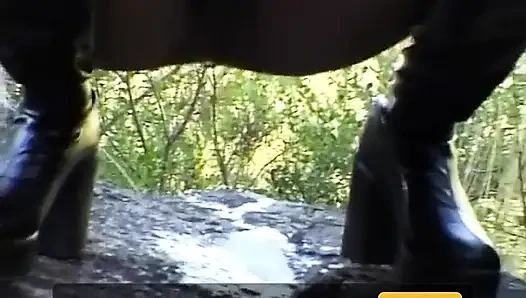 Açık havada kaltakla işiyor