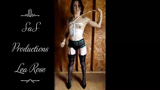 Lea gülü çözdü.