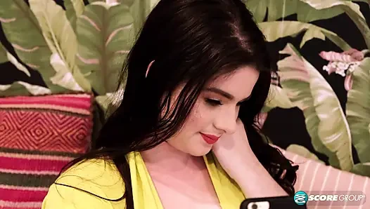 Büyük memeli Diana Eisley kendini sikişırken izleyerek tahrik oluyor