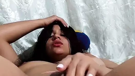 Amatör seks bağımlısı kremsi vajinada mastürbasyon yapıyor