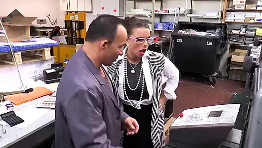 Büyük memeli ateşli sürtük sekreterim onu ofis masasında siktiğimde bundan hoşlanıyor