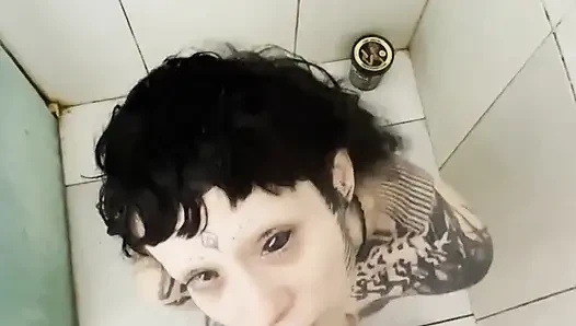 Dövmeli sürtük her damlanın ortasında asla durmuyor, her seferinde, tüm sidik