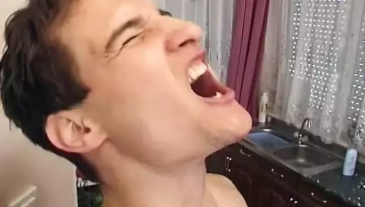 Almanya'dan güzel sarışın bir hatun erkeğine deliklerini pompalatıyor