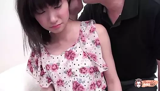 Bu tatlı kızlar dik göğüsleri erkeğini uzun ve sert sikerken zıplıyor