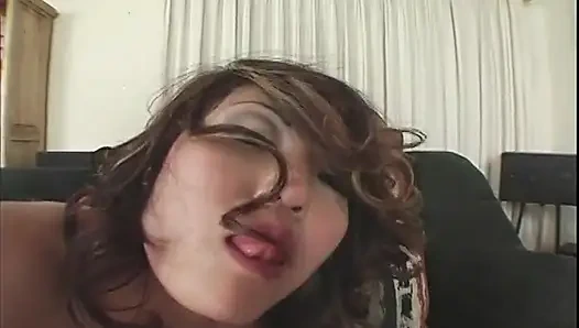 Asyalı kız götüne canavar bir yarak alırken inliyor