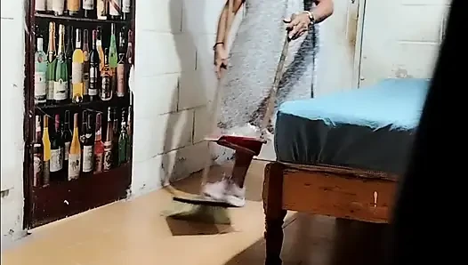 Temizlikçi kadın yarak emiyor