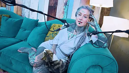 E - empati hakkında konuşuyorum - asmr podcast sfw konuşuyor gotik sıska kız dreadlocks dövmeli model dövmeli kız