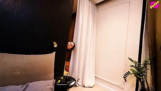 Amatör evli kadın yeni elbisesini gösteriyor ve sonra emiyor ve yutuyor