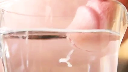 Suda sünnetli horoz yakın çekim twinks