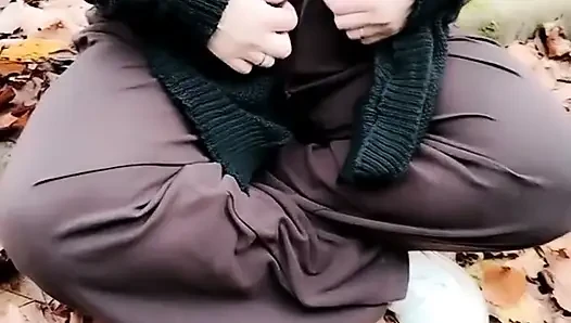 Üvey annem şeffaf bir tişörtle yürüyor.