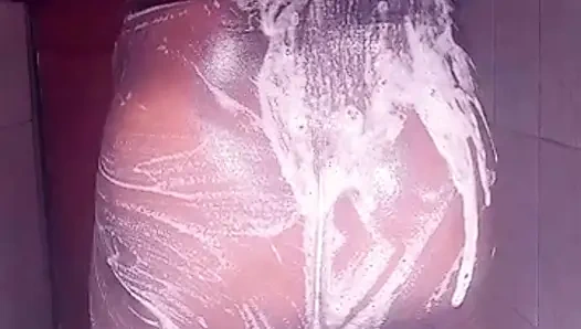 Çok azgın olduğum için dildomu kullanabilmem için banyo yapmak zorunda kaldım