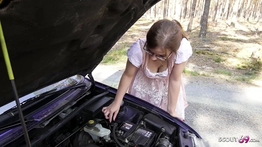 Minyon Alman gözlüklü kız tinyemily araba arızasıyla ilgili yardım için yabancıyla sikişiyor