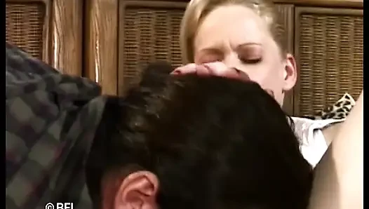 Seksi ve azgın on sekiz yaşındaki kaltak masajcısından sert sikişiyor