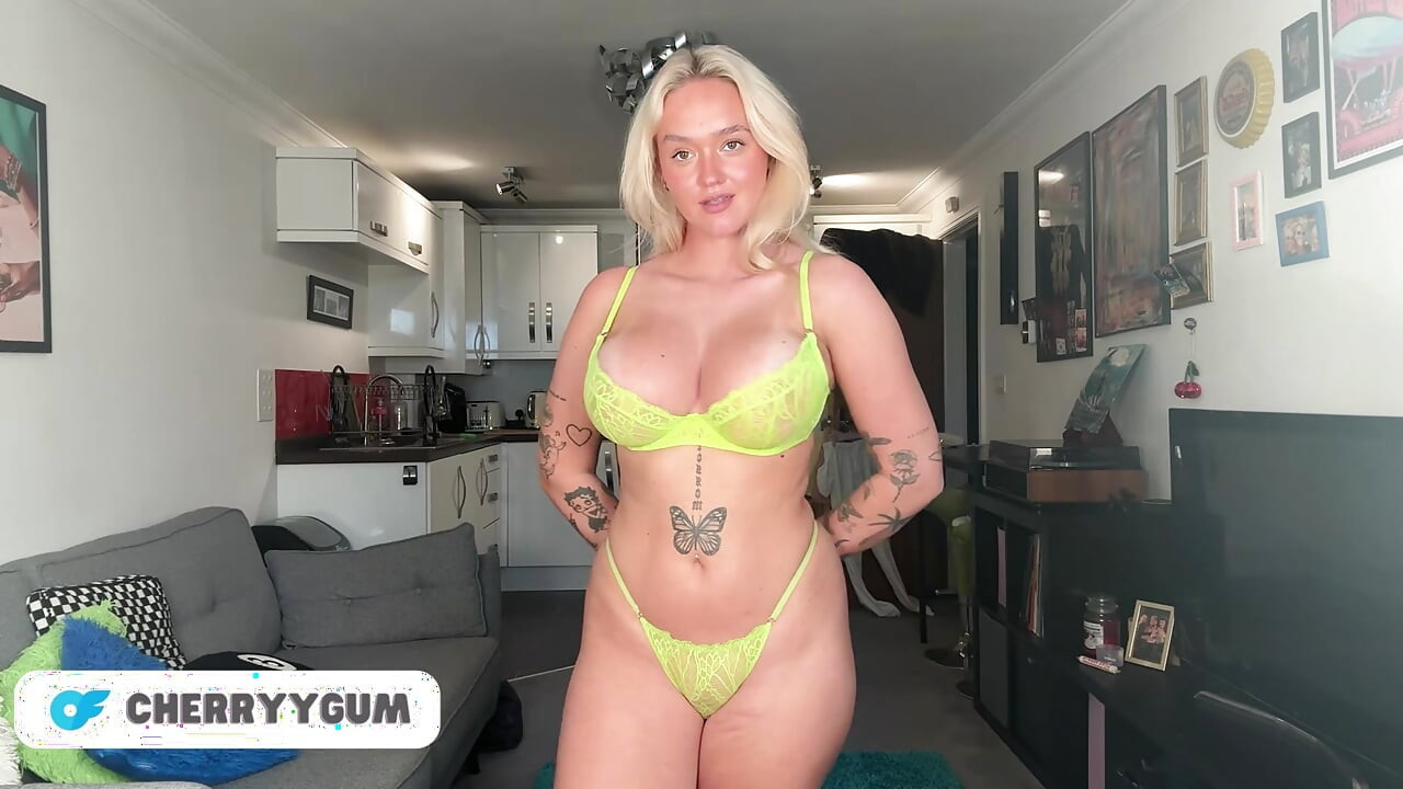 Büyük memeli çıplak genç bikini denemesi