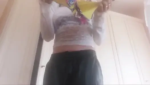 Üvey anne bikinisini değiştiriyor... Ve sen beni izliyorsun! Sen gerçekten alçak bir üvey oğulsun.. Sniff My Ass