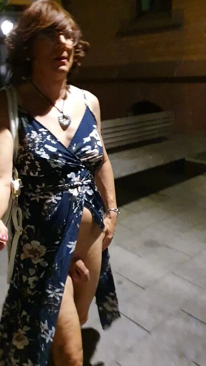 Elbisenin altında çıplak, şehirde yürüyüş