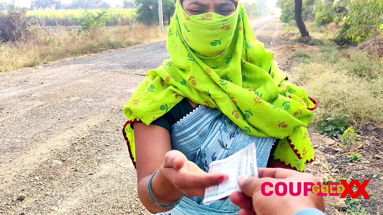 कोमल की आयी हुई थी महामारी लैंड को चाहिए थी चुत रोड पर खड़े थी रंडी