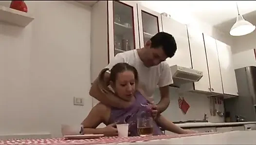 Sarışın tombul mutfakta sikişiyor... Amına boşalma