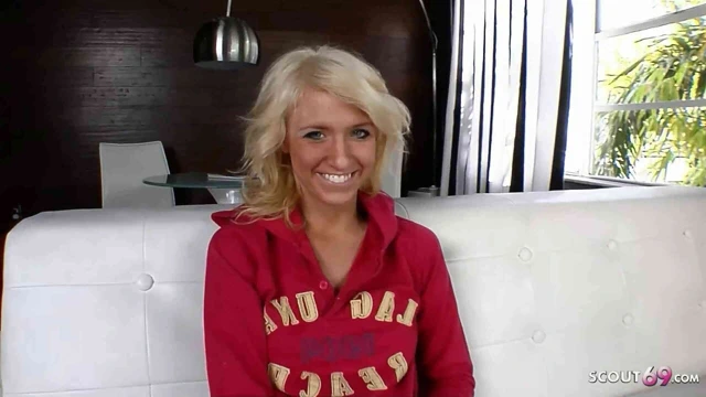 Küçük memeli sıska genç kız ella marie 18 oyuncu seçmelerinde sikişmeden önce whitezilla canavar yarakla konuşuyor