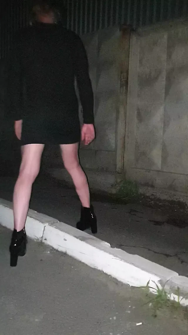 Шлюха на выгуле.