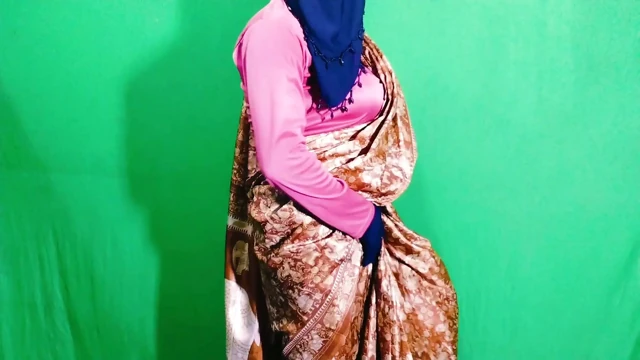 Arkadaşının karısıyla çok güzel ve seksi bir sari giymiş halde seks yapmak