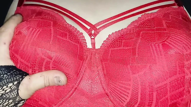 Mistressleo kadın kılıklı sürtüğü açık havada domaltarak baştan çıkarıyor ve sikiyor