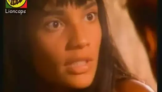 Seksi kadın göğüslerini gösteriyor