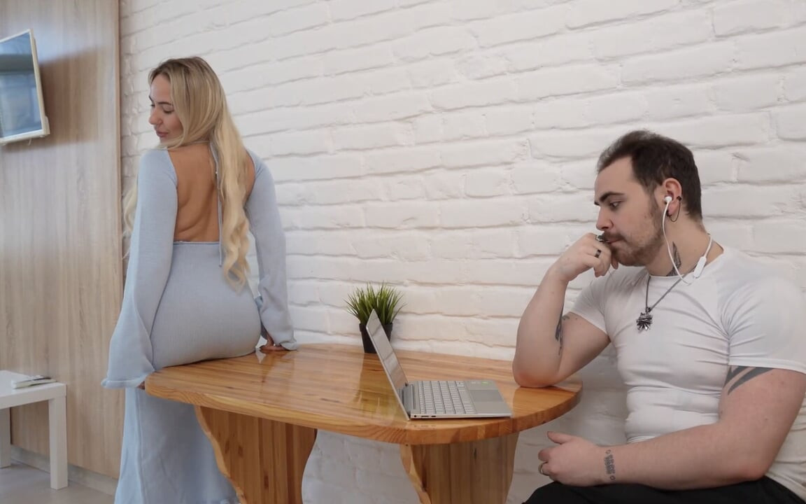 Daha fazla bekleyemedi! Kocasının iş görüşmesi sırasında onunla seks yapmak!