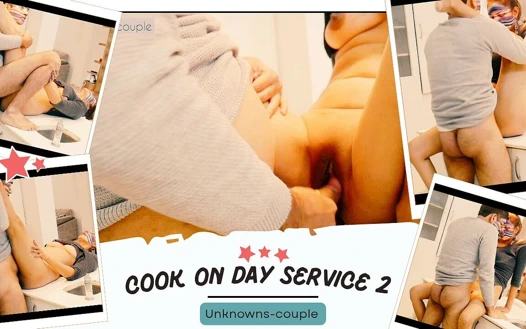 Yalnız ev hanımı mutfakta yemek pişirmek ve sikişmek için ev hizmetçisini çağırıyor 2