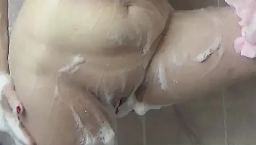 Güzel solo kız duşta yıkıyor. Şehvetli erotik titreşimler