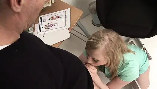 Azgın sarışın genç kızın yüzüne boşalıyor