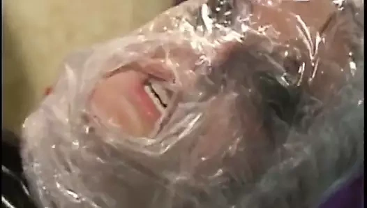 Çift elbiseli üstün sarışın fahişe yabancı tarafından sert becerdin kıçını alır