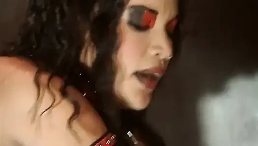 BDSM ilişkisinde kölenin yarağına ateşli bir sakso çekiyor