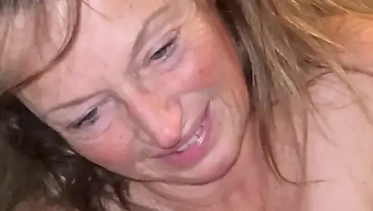 Doğal yeşil gözlü orta yaşlı seksi kadın yakın çekim elle muamele ve yarak ibadeti derin gırtlak