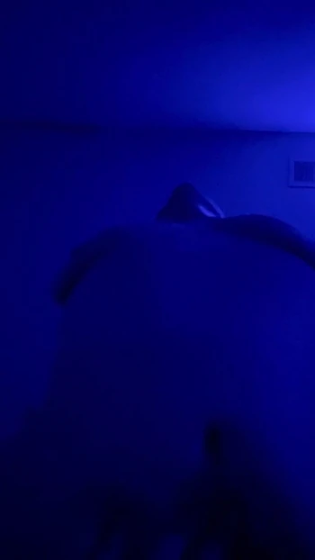 Скачу на большом члене