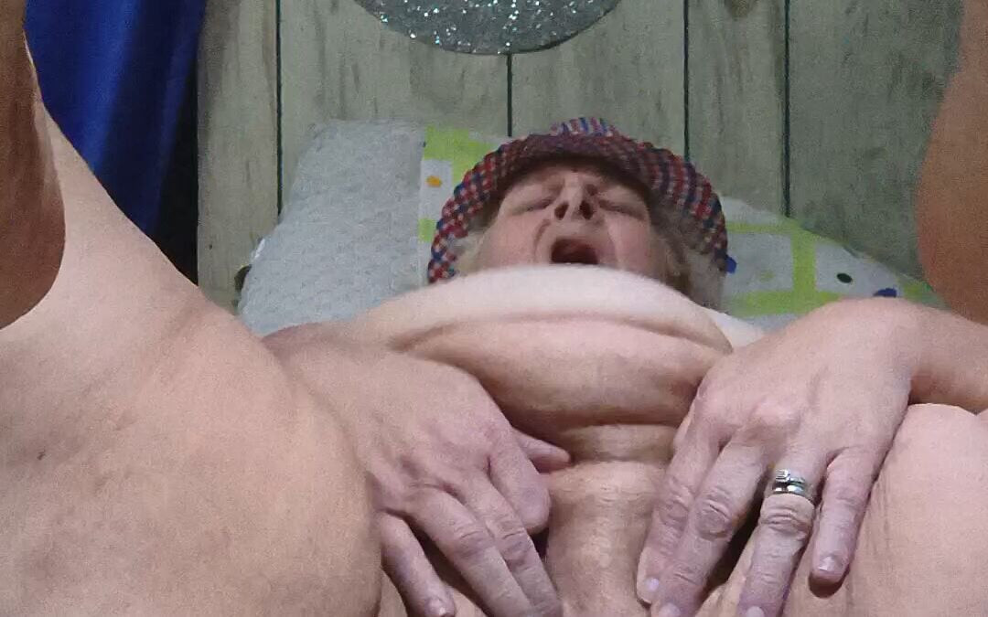 Üveygranny'nin amını aç ve her şeyi yala